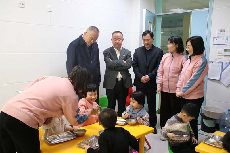 2023年4月6日，高新區(qū)管委會四級調(diào)研員尤偉生（左一）在高新區(qū)民政衛(wèi)生工作辦公室主任聶振興（左三)陪同下蒞臨兒童早期發(fā)展部看望指導(dǎo)工作.jpg