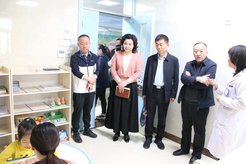 2024年4月23日，省紀(jì)委監(jiān)委派駐莒南縣洙邊鎮(zhèn)第一書記、省紀(jì)委監(jiān)委駐省工業(yè)和信息化廳紀(jì)檢監(jiān)察組副組長、一級(jí)調(diào)研員孫寬亮（右三），莒南縣洙邊鎮(zhèn)衛(wèi)生院院長羅永桂（右二）等一行蒞臨兒童早期發(fā)展部參觀指導(dǎo)工作.jpg