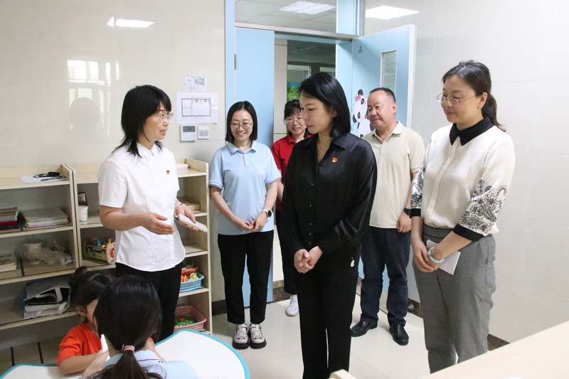 2024年6月26日，高新區(qū)黨工委副書記、管委會(huì)副主任劉春晨（前中）在院長(zhǎng)丁育紅的陪同下蒞臨兒童早期發(fā)展部參觀指導(dǎo)工作.jpg